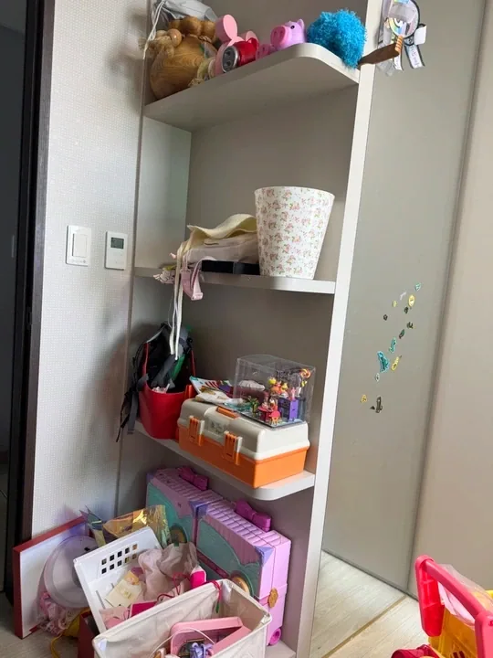 아이방 문 옆 선반과 놀이 물건의 상세 구도