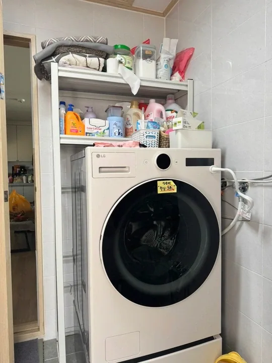세탁기 위 선반과 세탁용품 수납