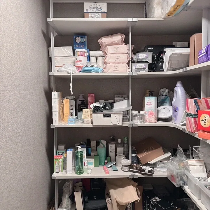 팬트리 안쪽 선반을 정면에서 본 모습