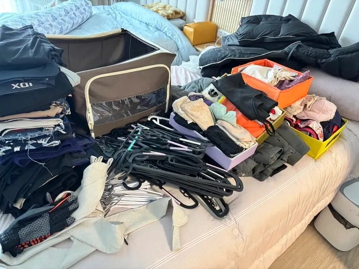 의류와 옷걸이를 펼쳐 분류하는 작업 실제 작업 사진