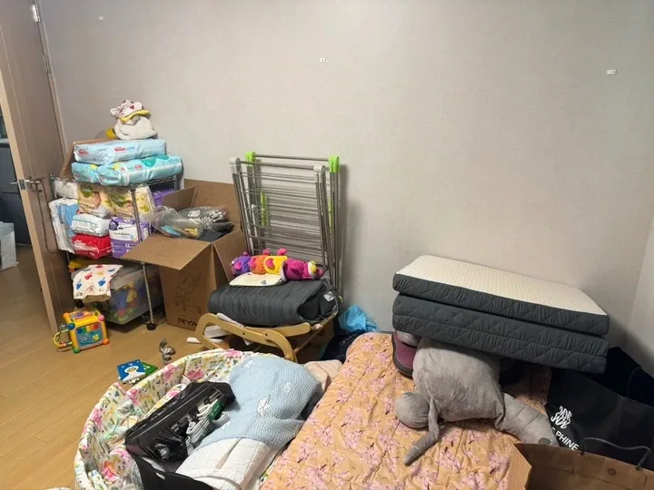 아이방 침구와 생활용품이 놓인 공간