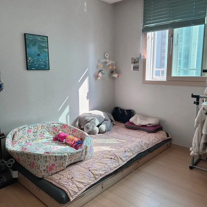 아이방 창가의 침구와 놀이 공간